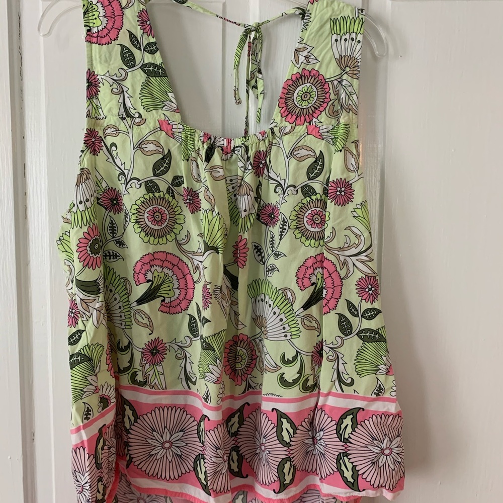 Crown & ivy Super cute Spring and Summer top